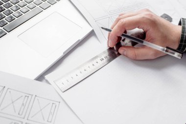 Ui / Ux web sitesi tasarımcısı prototip, çerçeve ve gelecek projenin kablo çizimini çiziyor. Yaratıcı kullanıcı deneyimi konsept web sitesi şablonu. Tasarımcı çalışma alanı, arayüz geliştirme. Tasarım stüdyosu