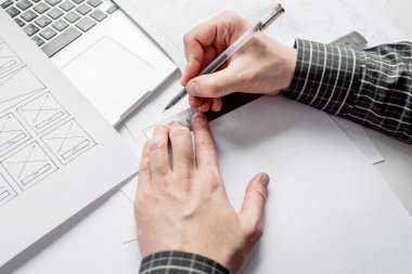 Ui / Ux web sitesi tasarımcısı prototip, çerçeve ve gelecek projenin kablo çizimini çiziyor. Yaratıcı kullanıcı deneyimi konsept web sitesi şablonu. Tasarımcı çalışma alanı, arayüz geliştirme. Tasarım stüdyosu