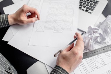 Ui / Ux web sitesi tasarımcısı prototip, çerçeve ve gelecek projenin kablo çizimini çiziyor. Yaratıcı kullanıcı deneyimi konsept web sitesi şablonu. Tasarımcı çalışma alanı, arayüz geliştirme. Tasarım stüdyosu