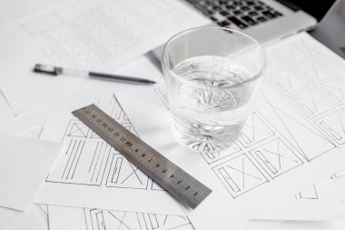 Ui / Ux web sitesi tasarımcısı prototip, çerçeve ve gelecek projenin kablo çizimini çiziyor. Yaratıcı kullanıcı deneyimi konsept web sitesi şablonu. Tasarımcı çalışma alanı, arayüz geliştirme. Tasarım stüdyosu