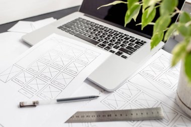 Ui / Ux web sitesi tasarımcısı prototip, çerçeve ve gelecek projenin kablo çizimini çiziyor. Yaratıcı kullanıcı deneyimi konsept web sitesi şablonu. Tasarımcı çalışma alanı, arayüz geliştirme. Tasarım stüdyosu