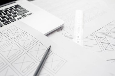 Ui / Ux web sitesi tasarımcısı prototip, çerçeve ve gelecek projenin kablo çizimini çiziyor. Yaratıcı kullanıcı deneyimi konsept web sitesi şablonu. Tasarımcı çalışma alanı, arayüz geliştirme. Tasarım stüdyosu