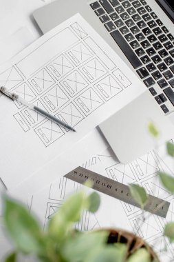 Ui / Ux web sitesi tasarımcısı prototip, çerçeve ve gelecek projenin kablo çizimini çiziyor. Yaratıcı kullanıcı deneyimi konsept web sitesi şablonu. Tasarımcı çalışma alanı, arayüz geliştirme. Tasarım stüdyosu