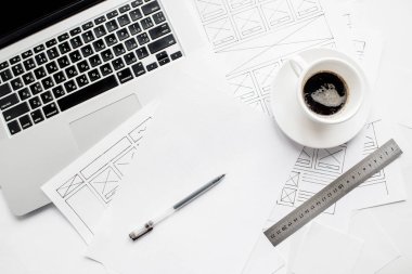Ui / Ux web sitesi tasarımcısı prototip, çerçeve ve gelecek projenin kablo çizimini çiziyor. Yaratıcı kullanıcı deneyimi konsept web sitesi şablonu. Tasarımcı çalışma alanı, arayüz geliştirme. Tasarım stüdyosu