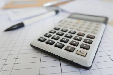 office ızgara kağıt üzerinde bulanık hesap makinesi