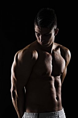 Koyu arka plan üzerinde iyi görünümlü vücut geliştirmeci