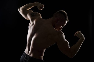 Arkadan poz vücut geliştirmeci.