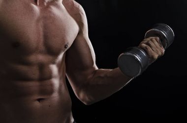 Güçlü bir adam ağırlık kaldırma.