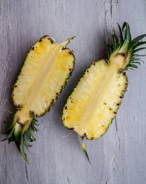 Ananas meyvesi kesilmiş.