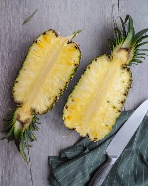 Ananas meyvesi kesilmiş.