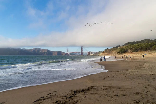 Gün batımında San Francisco 'da Golden Gate Köprüsü. Baker plajından görüntü