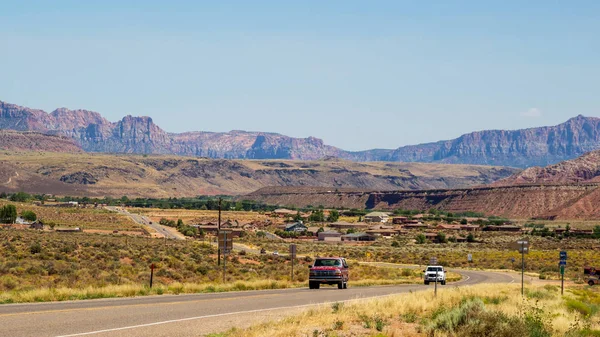 Doğal yol canlı güneşli gün doğumu sırasında çölde. Rota 24 yakınındaki Torrey, Utah, Amerika Birleşik Devletleri üzerinde gerçekleştirilen.