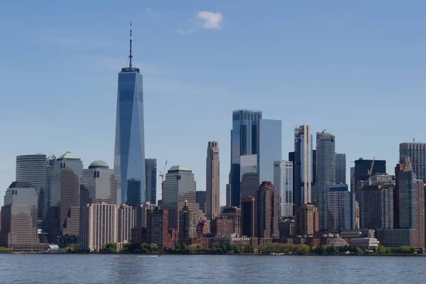 New York Şehri Manhattan şehir merkezi Hudson Nehri üzerinde teknesi olan gökyüzü.
