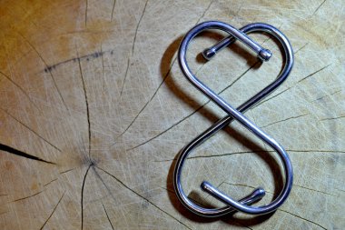 ahşap arka plan üzerinde ilişkide çift kanca olduğunu