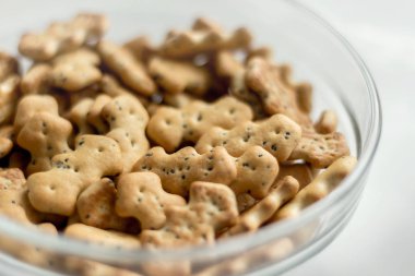 bir tabak içinde küçük bir bisküvi haşhaş tohumu ile yalan, olarak hizmet verebilir 