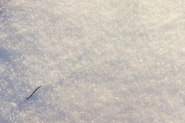 Patroon van wit met een blauwe tint van sneeuw, hieronder is zichtbaar droog — Stockfoto