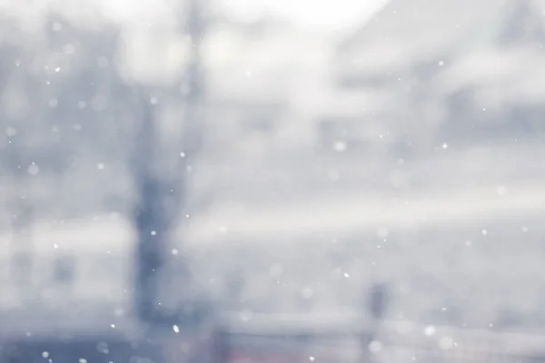 Vinter suddig bakgrund, flygande snöflingor är sett, mild bl — Stockfoto