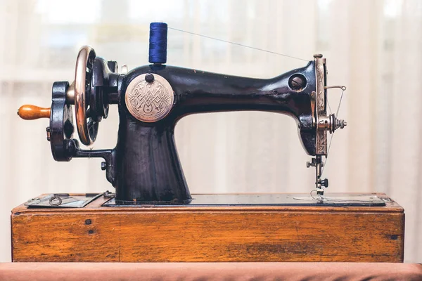 Old antique sewing machine in robotic condition_ — Stok fotoğraf