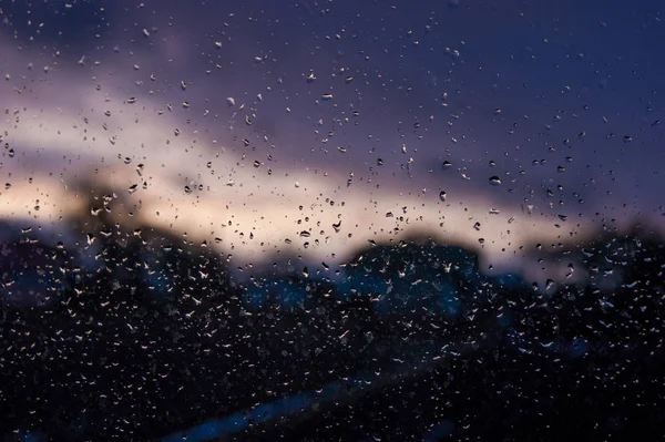 ओले काचेवर, पाण्याचे थेंब संध्याकाळी स्पष्टपणे दिसतात — स्टॉक फोटो, इमेज