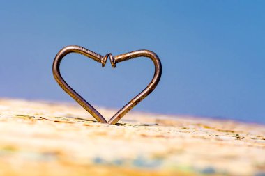 mavi bir arka plan overco sembolü üzerinde eğri çivi gibi bir kalbi