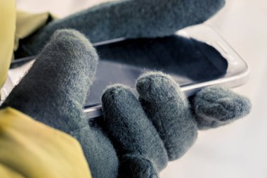 bir soğuk kış gününde, bir kız bir telefon elinde, gösterilen tutar