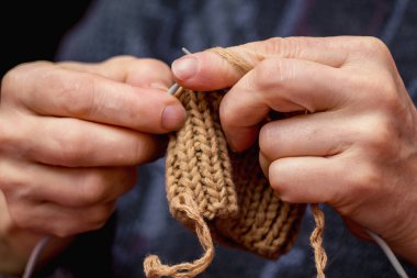 Konu, çorap veya mitten örgü iğneleri işlemi yapılmış