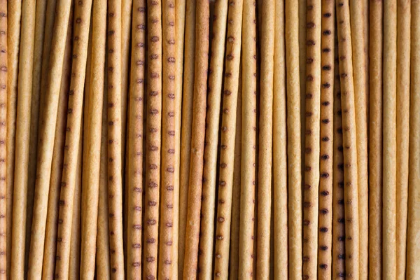 Galletas en forma de largas pajitas delgadas de col amarilla y marrón —  Fotos de Stock