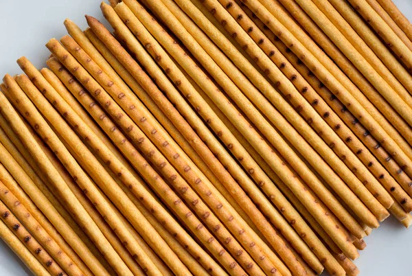 Galletas en forma de largas pajitas delgadas de col amarilla y marrón — Foto de Stock