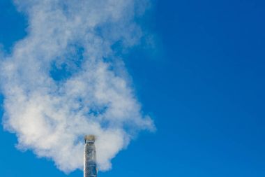 borudan için mavi gökyüzü, zarflama kalın bir duman var