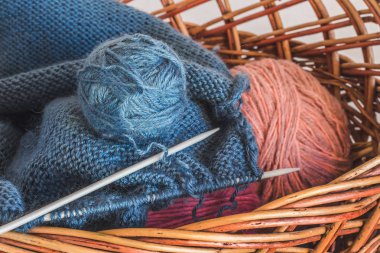 needl örgü ile örgü için iplik bobinleri bir sepet içinde yatıyordu