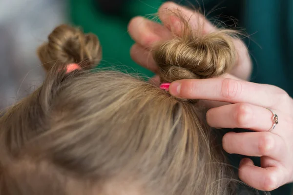 Girl mom makes a hair or a girl in a hairdresser_ — Stok fotoğraf