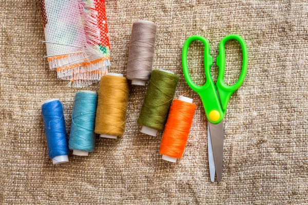 Conjunto para costura: tesoura, fios multicoloridos, agulhas, tecido — Fotografia de Stock