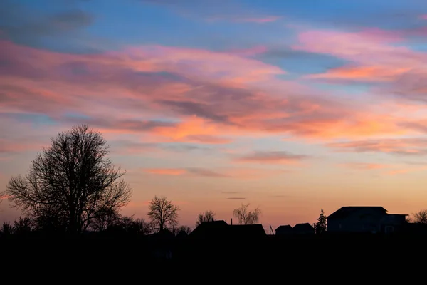 Paisagem, pôr do sol ou nascer do sol, o céu coberto com c pitoresco — Fotografia de Stock