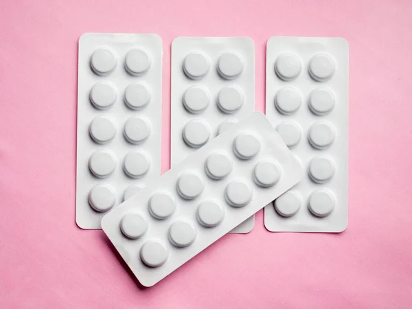 Packing of white tablets, treatment of diseases, sale of tablets — Stock Photo, Image