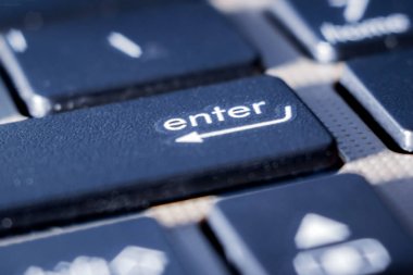 belgili tanımlık laptop - girmek için yakın çekim bir anahtar, bir işaret klavyede