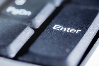 belgili tanımlık laptop - girmek için yakın çekim bir anahtar, bir işaret klavyede