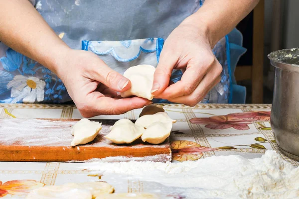 Frau bereitet Knödel zu, Kochen zu Hause, gesund und lecker foo — Stockfoto