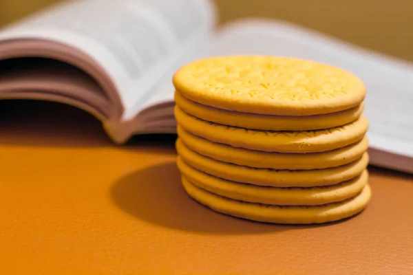 試験のための準備の間の簡単なスナック クッキー f — ストック写真