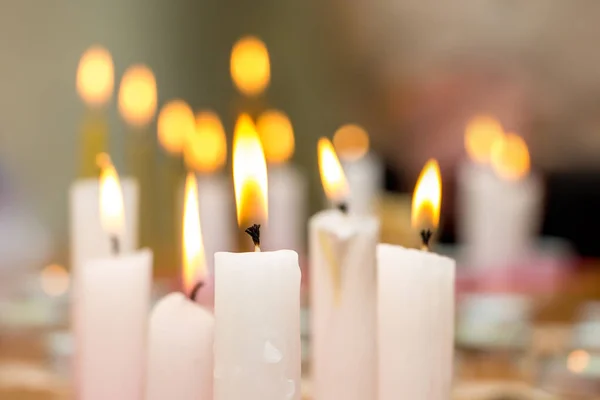 Καύση κεριά στην εκκλησία κατά τη διάρκεια της λατρείας, η τήρηση των religio — Φωτογραφία Αρχείου