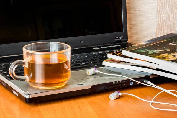 Breve pausa per il tè in ufficio, il tè rafforza la forza e aggiunge — Foto Stock