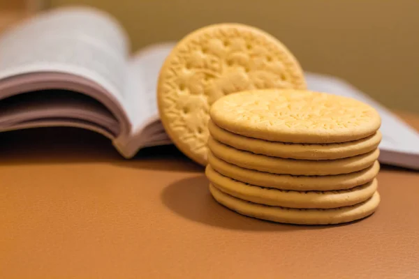 Cookies for eating while reading  book, tasty and healthy food_ — ストック写真