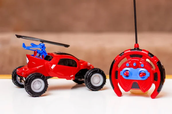 Kinder speelgoedauto met afstandsbediening, de gift van de verjaardag, de verkoop en — Stockfoto
