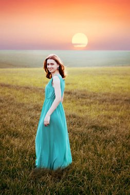 gün batımı, sevinç ve mutluluk--dan u açık alandaki kız modeli