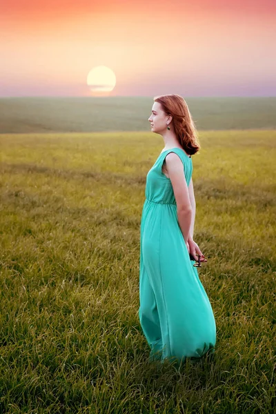 gün batımında, kız açık alanda kız modeli görünüyor thoughtfu
