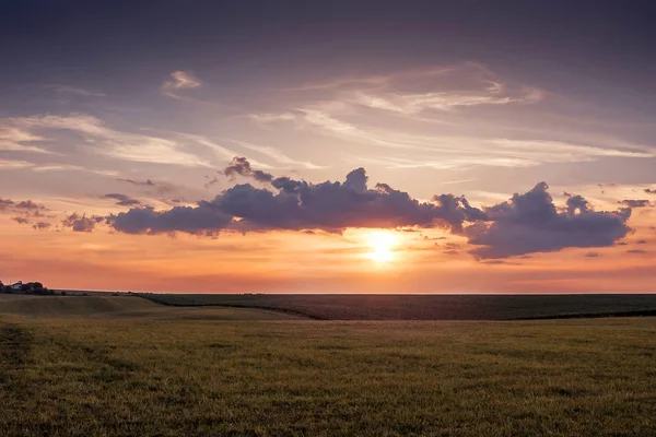 Puesta de sol en el campo, cielo con nubes pintorescas, silencio y tranquilidad — Foto de Stock