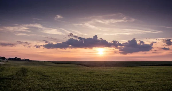 Nascer do sol no campo, início do novo dia _ — Fotografia de Stock