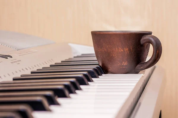 Kaffeetasse auf den Klaviertasten, Pause im Musikunterricht _ — Stockfoto