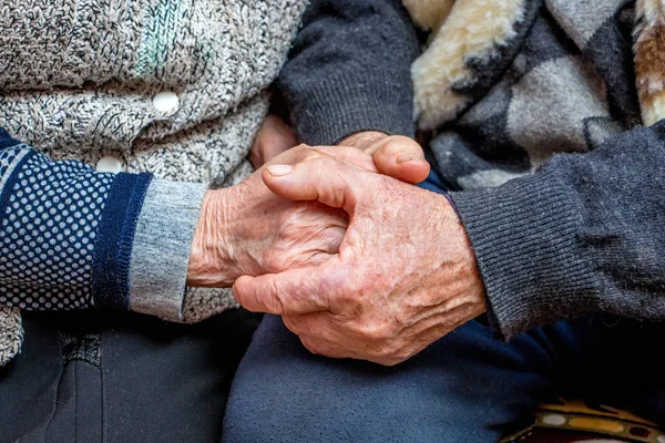 Grandfather and grandmother joined hands; the manifestation of l — Stock Photo, Image