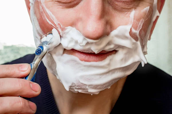 Мужчина бреется, чтобы хорошо выглядеть. Реклама аксессуаров для бритья — стоковое фото