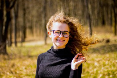 Ormandaki yürüyüşte genç kız. Kız gülümsüyor. Etkin lifestyl